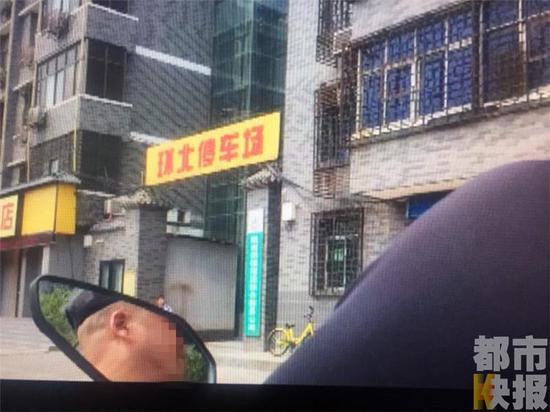 西安火车站车托横行 黑出租4公里问乘客要30元