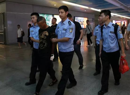 犯罪嫌疑人夏某被浙江义乌市警方从陕西押解回义乌。 微信公众号“义乌公安” 图