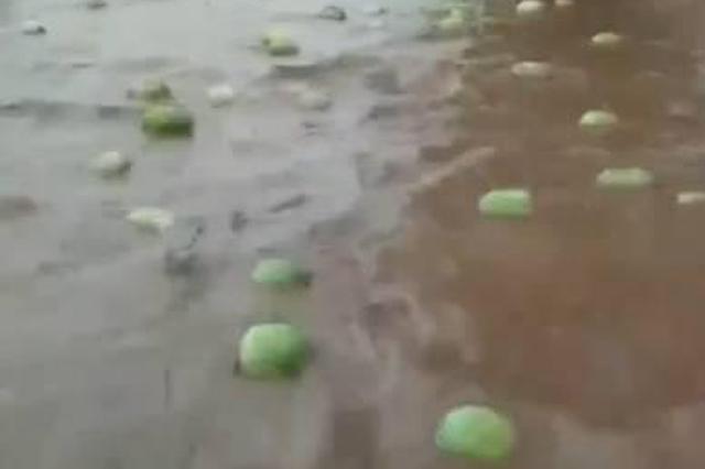 宝鸡降暴雨致路面严重积水 上百西瓜水上漂