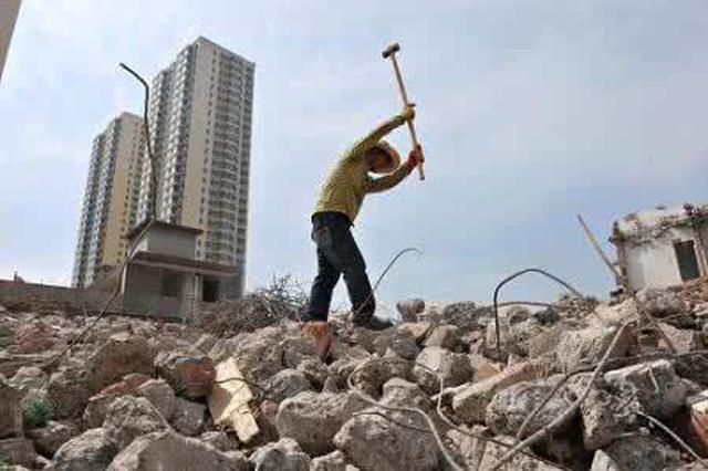 高龄农民工陷困境:留城工作难找 返乡退休无靠