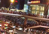 西安市民涌往室外躲避余震