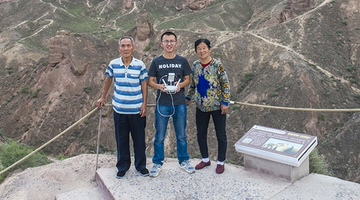 西安大学生带着爷爷奶奶航拍中国