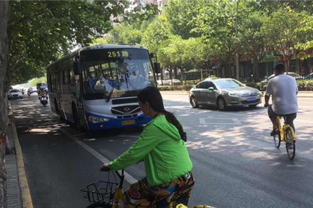 西安共享单车“行路难” 非机动车道被占用或成主因