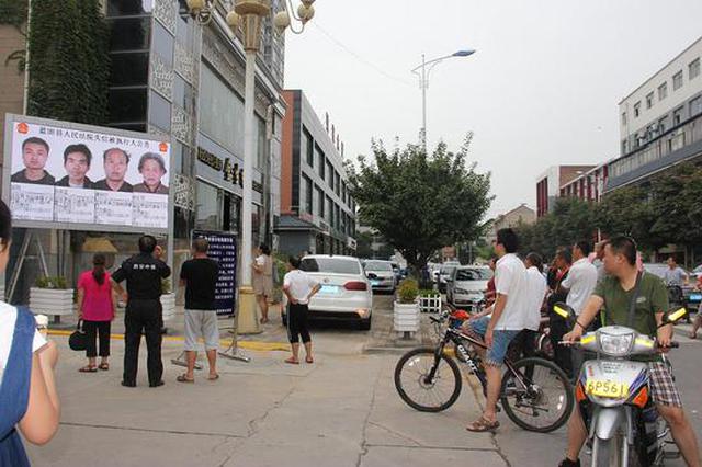 蓝田法院户外大屏幕曝光“老赖”  已有人主动履行义务