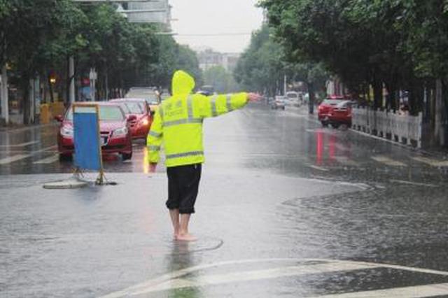 宝鸡交警成网络红人 冒雨疏导交通获市民点赞