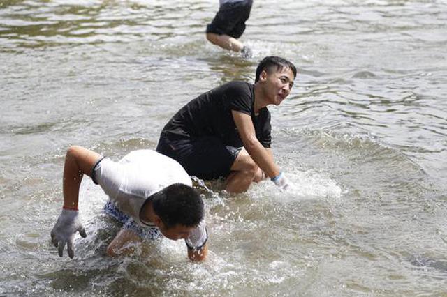 爬山闹鱼戏水，秦岭河谷闹鱼节打开暑假正确姿势