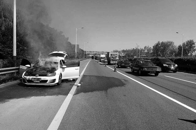 西安绕城高速一辆轿车自燃 路过送水车扑救