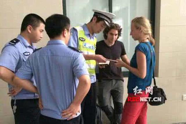 老外西安旅游手机丢失警察帮找回 写明信片感谢