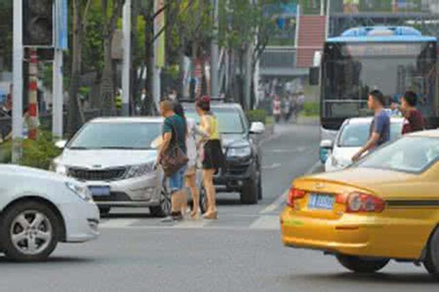 西安交警再次公布100例车不让人 首次抄送车辆所属单位