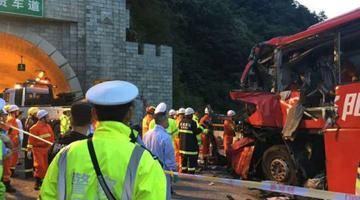 西汉高速发生车祸36人亡 现场图