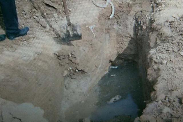 老板恐吓员工要将其“活埋” 挖了大坑边浇水边撒土