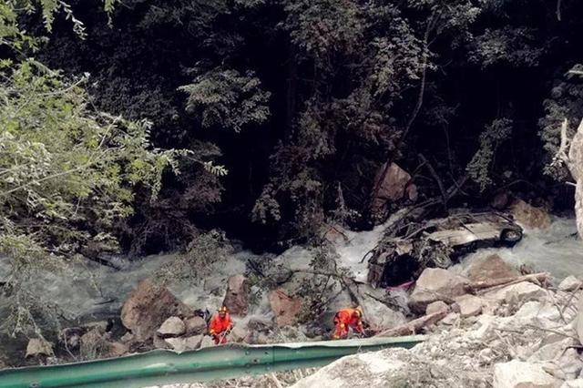 因地震19座中巴车落水 陕西救援队搜寻遇难者