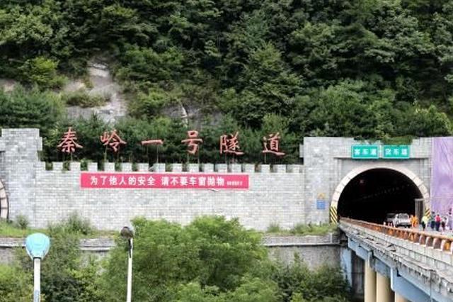 西汉高速交通事故现场直击：红色大巴正撞石壁