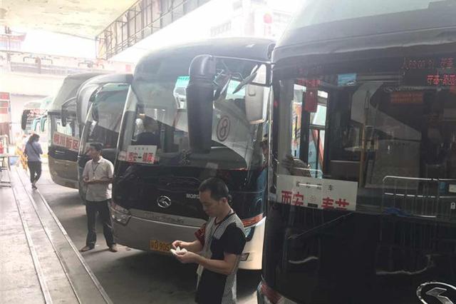 乘坐大巴要系安全带 专家教你突发意外如何自救