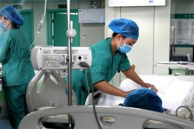 陕西百余名医护人员救援西汉高速交通事故