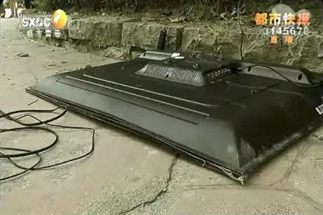 心惊！西安南郊一小区手机电视机从17层飞出...
