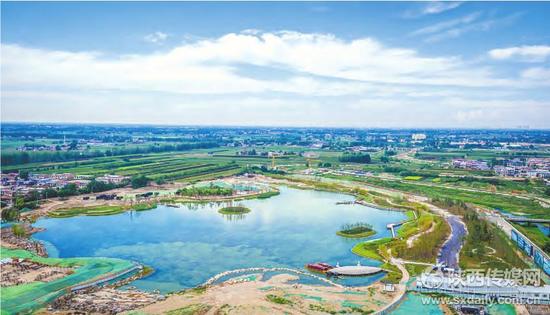 渼陂湖水系生态文化修复一期工程中已经蓄水的萯阳湖风光秀美。