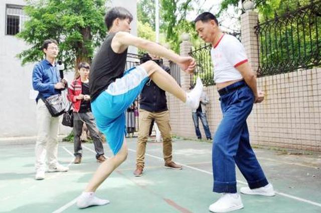 住户小区内被打保安没反应？ 保安：没来得及阻止
