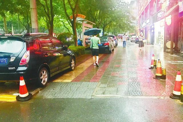 “霸道”商家把店门口人行道当自家停车场