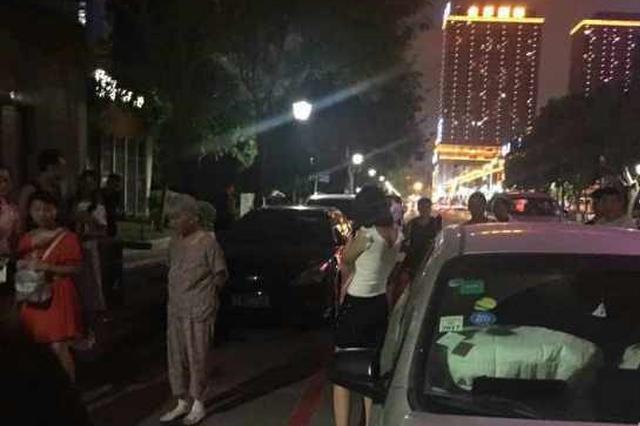 为几十元停车费起争执 女司机拖行收费员数百米