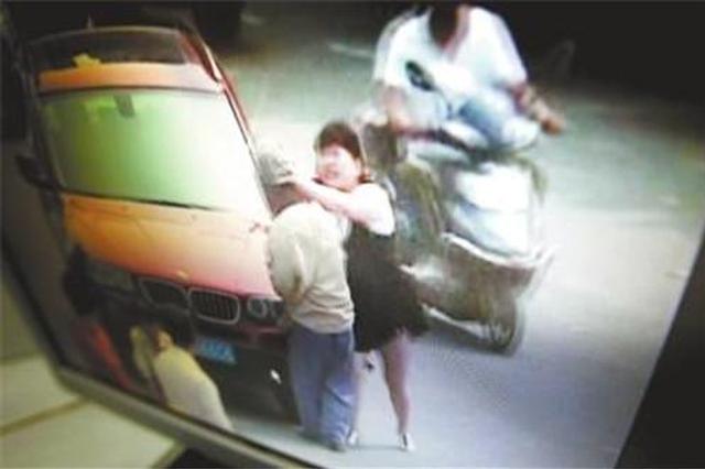 只为72元停车费 女子挂倒收费员撞上出租车