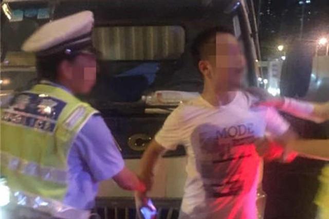 西安交警执法遇“暴脾气” 民警被货车司机摔倒