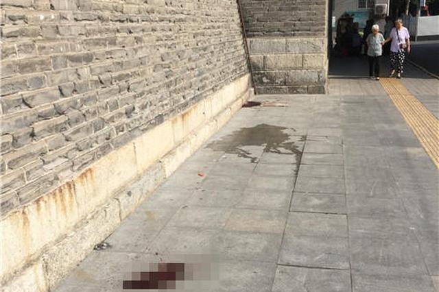 西安建国门外一名男子倒地身亡 疑身患疾病