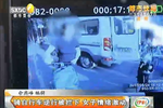 騎自行車逆行被攔下 女子情緒激動