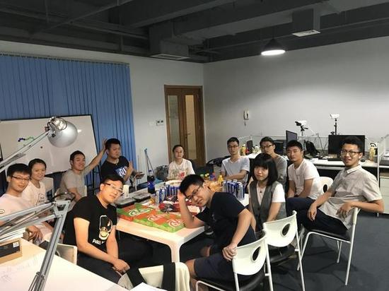 第六镜团队成员(最右边,戴眼镜者为刘闯)