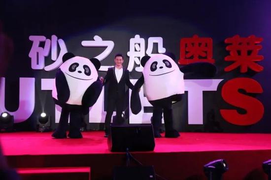 著名影星、砂之船艺术商业大使黄晓明在浐灞与熊猫IP一起开启奥莱之旅