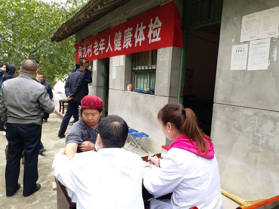 医疗队为村民进行免费体检