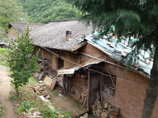 同力村村中还有大量土房屋