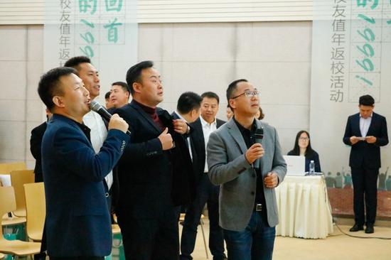 校友齐声高唱《外面的世界》