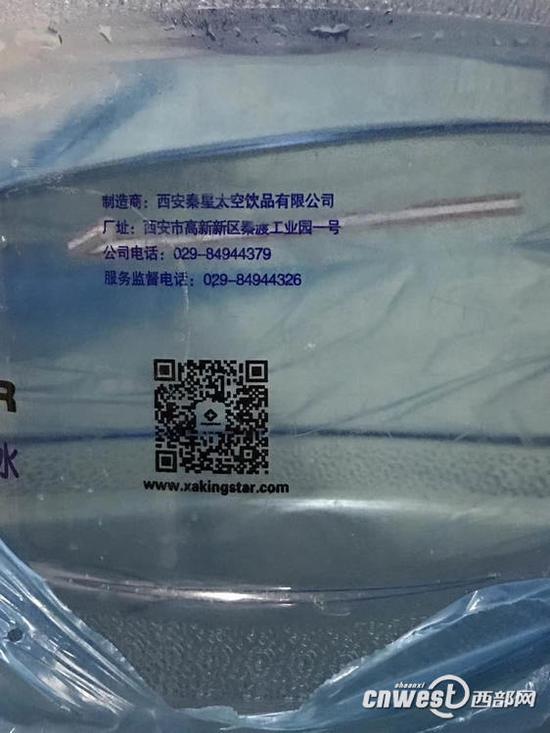 新开的桶装水里发现了一根弯折的吸管。