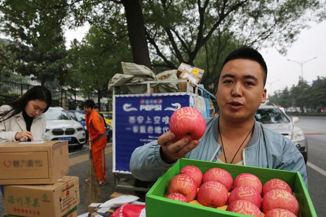 90后快递小哥顺便卖自家苹果收入倍增