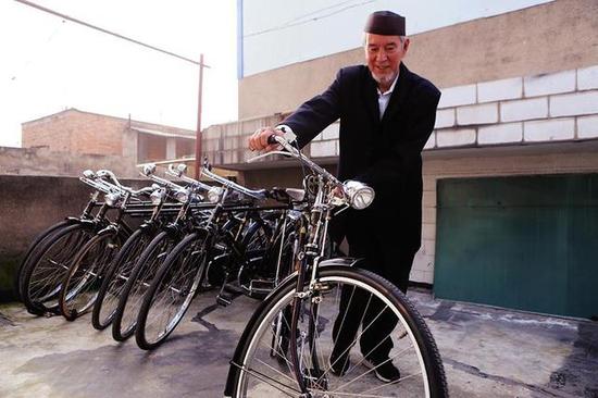 老人收藏的古董自行车 本报记者党运摄