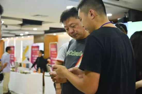 “创业嘉年华”活动现场,创业者们交流互动