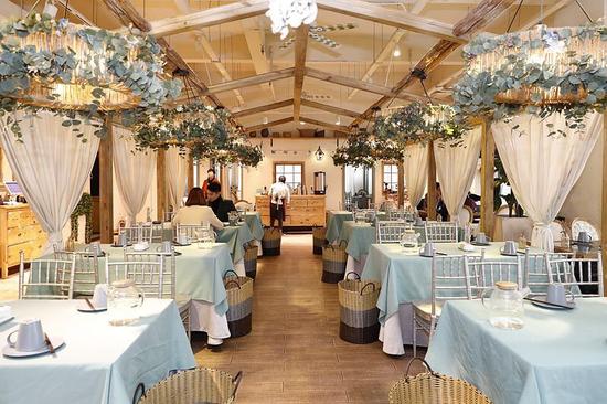 曲江超人气网红餐厅 坐在婚礼现场咥地道重庆