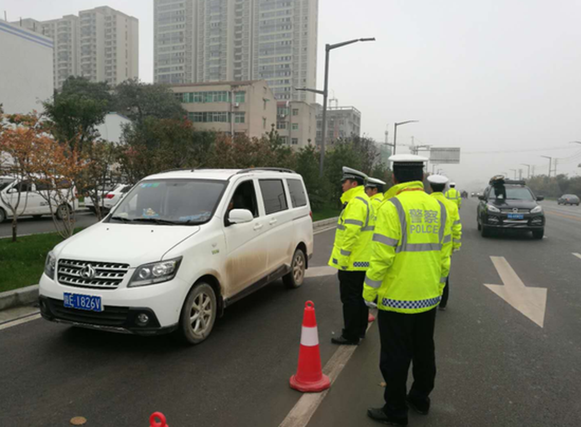 铁腕治霾 保卫蓝天 富平交警在行动