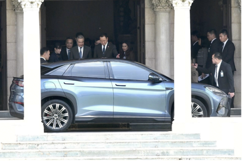 从“总理座驾”到“全球销冠”：比亚迪改写世界汽车格局V2420