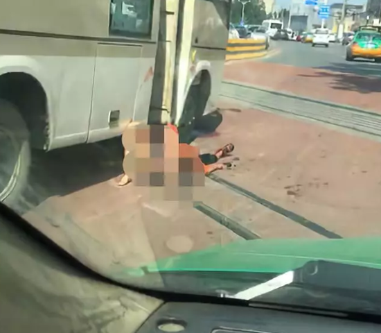 西安一公交车发生持刀伤人事件8人受伤 嫌疑人