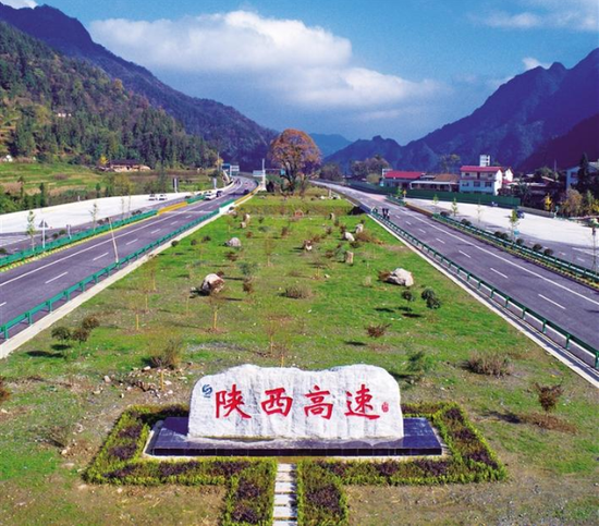 宝汉高速陕川界喜神坝。 本报记者 申东昕摄