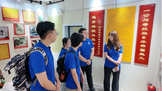 图为实践队员在革命旧址展馆中学习 黄翰林供图