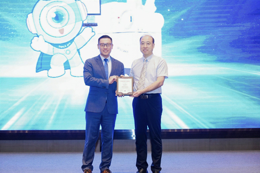 图为郭永红主任被授予SMILE pro临床认证医师