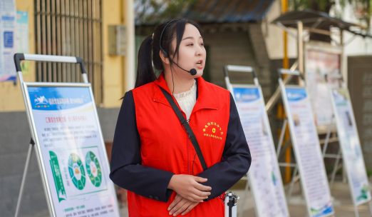图：普惠保险服务专员介绍宝鸡“全保村”推进情况