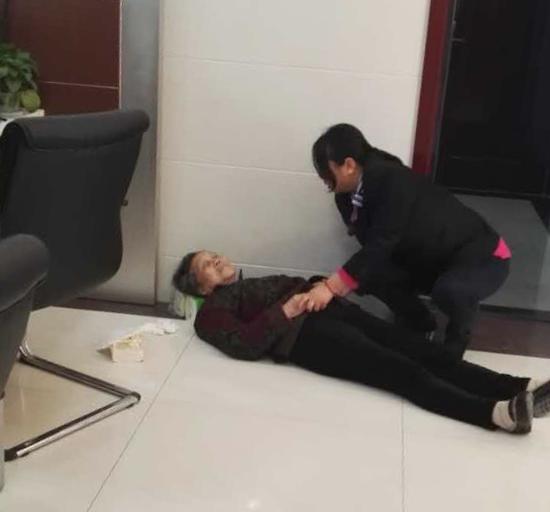 工行汉中勉县支行启动应急预案 抢救晕倒客户