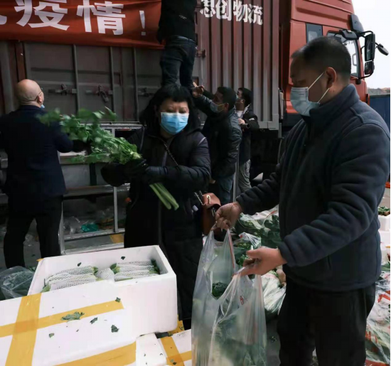 紧张忙碌的分拣装车现场