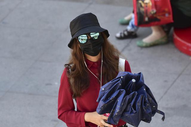 西安开启高温灼烤模式 街头美女全副武装