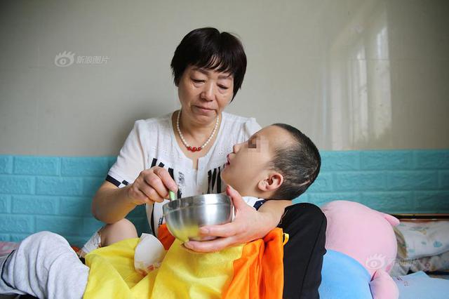 陕西男童被继母虐待成植物人 父亲已失联