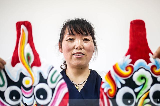 巧手制作棉絮画的“西秦巧娘”